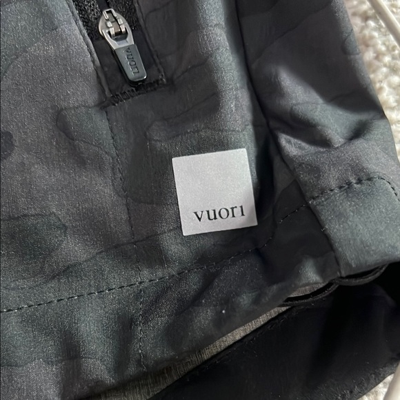 Vuori Black and Gray Windbreaker Jacket pit to pit 19 - Picture 2 of 6